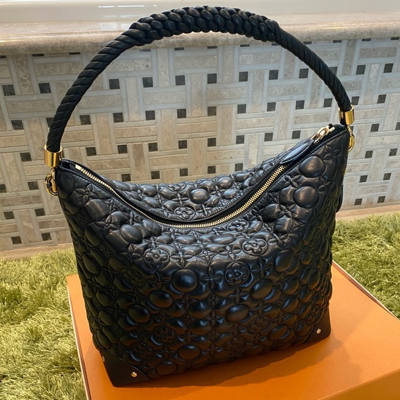 🔥RARE! Louis Vuitton Triangle Softy in Lambskin🔥 - Picture 2 of 16